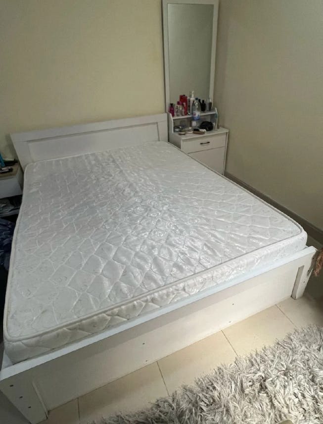 سرير كبير مستعمل بحالة الجديد – 150x200 سم