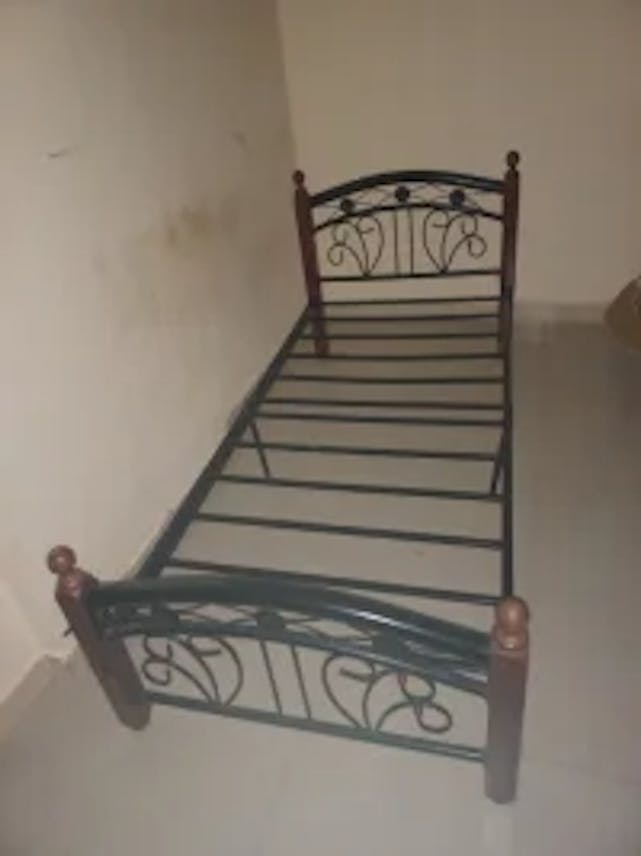 للبيع: 3 أسرة مفردة